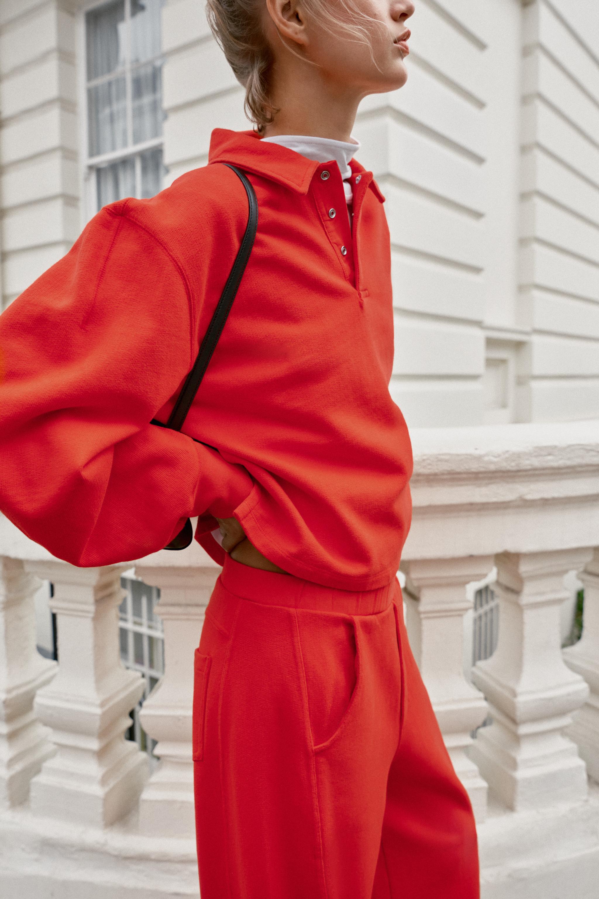COLLARED SWEATSHIRT